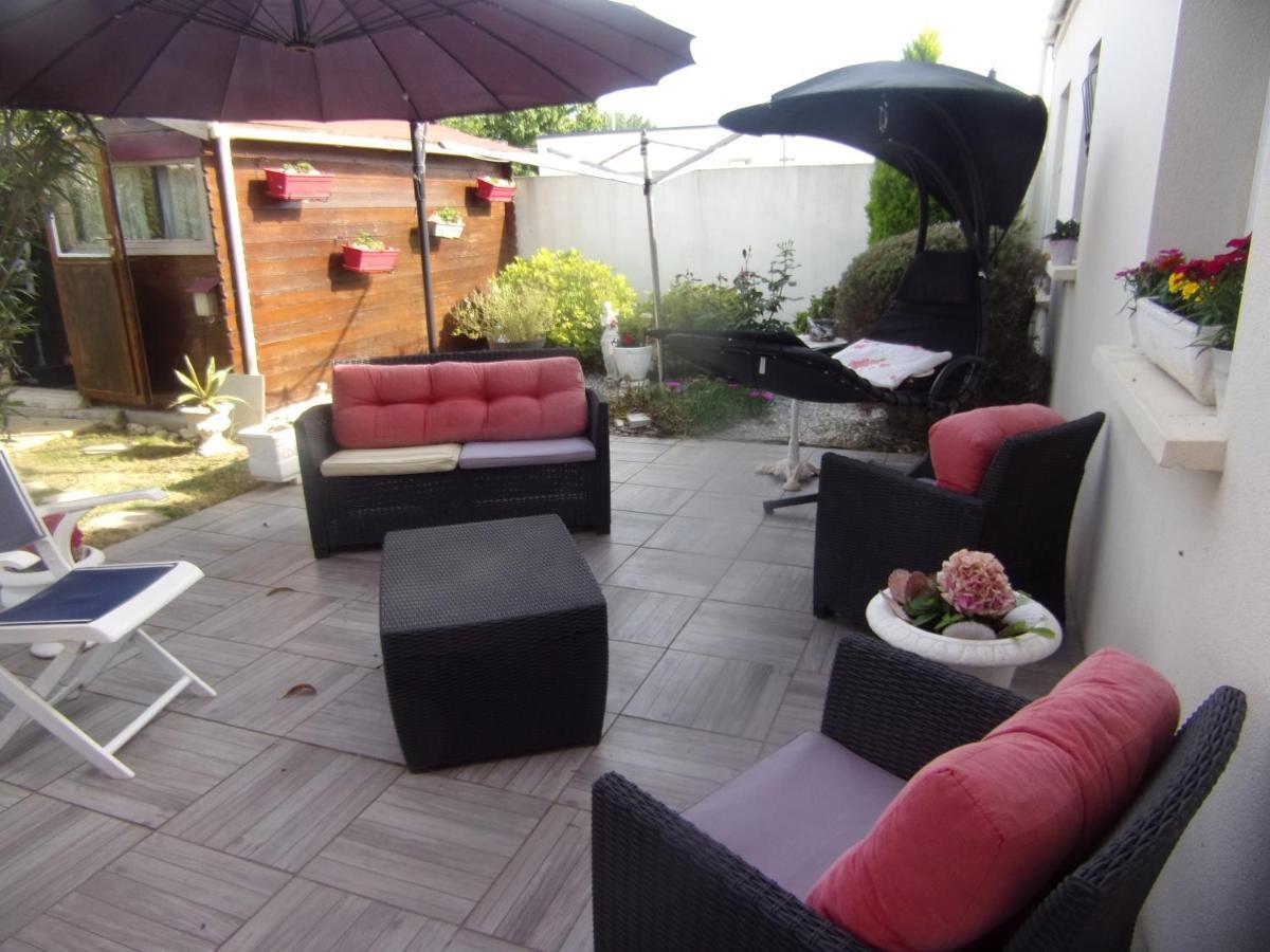 Chambre Lit Double Dans Pavillon , Chez Lilyanne Tonnay-Charente Exterior foto
